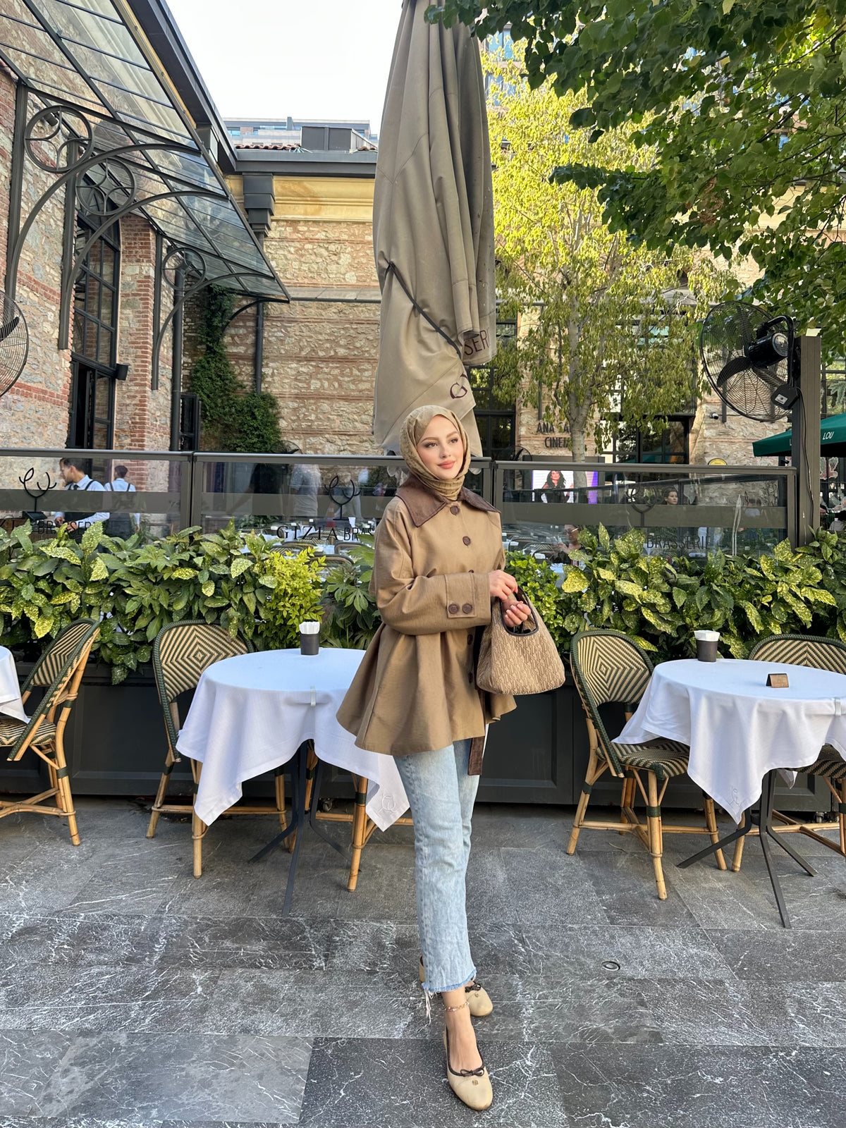 Yaka detaylı trençkot haki