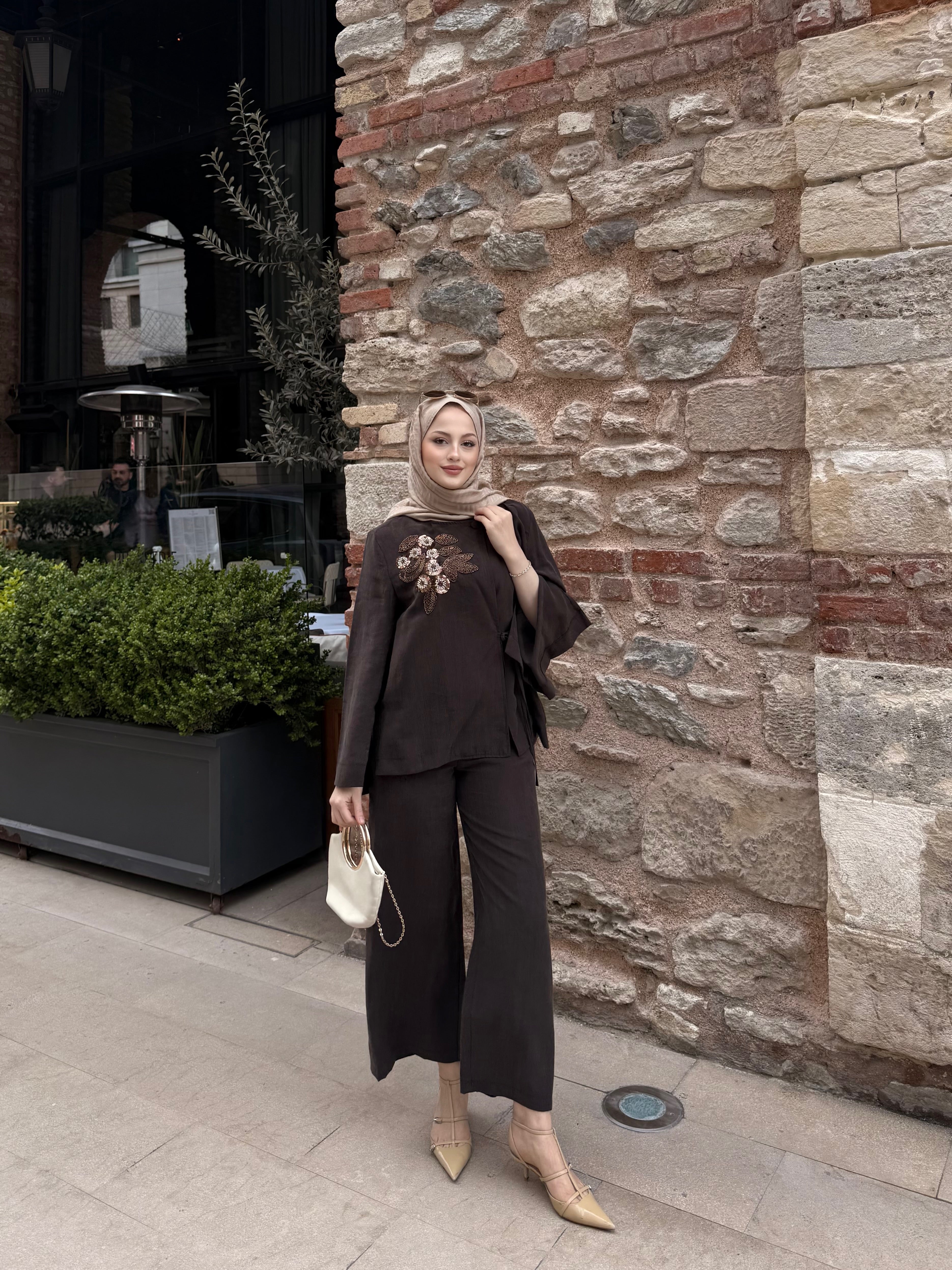Taşlı tensel takım kahverengi