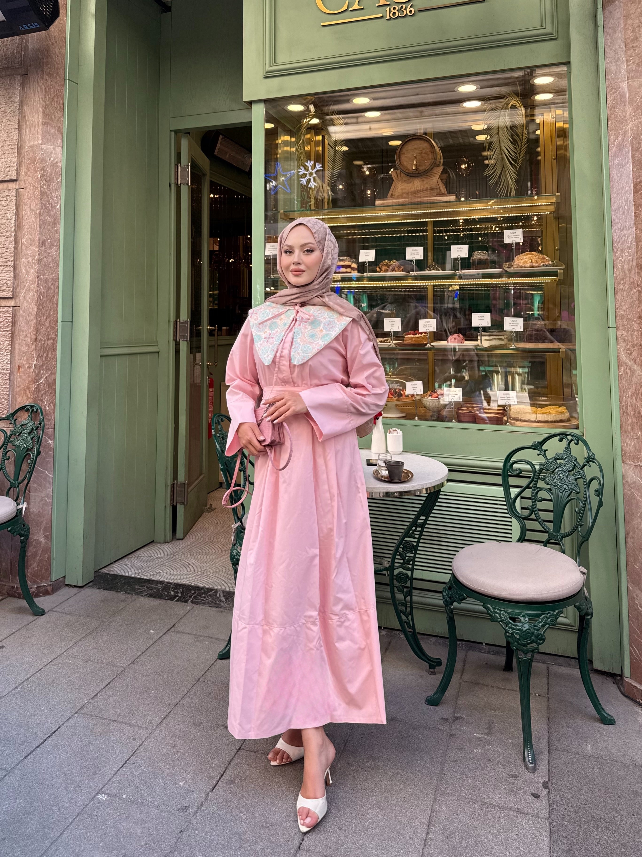Yaka detaylı elbise pembe