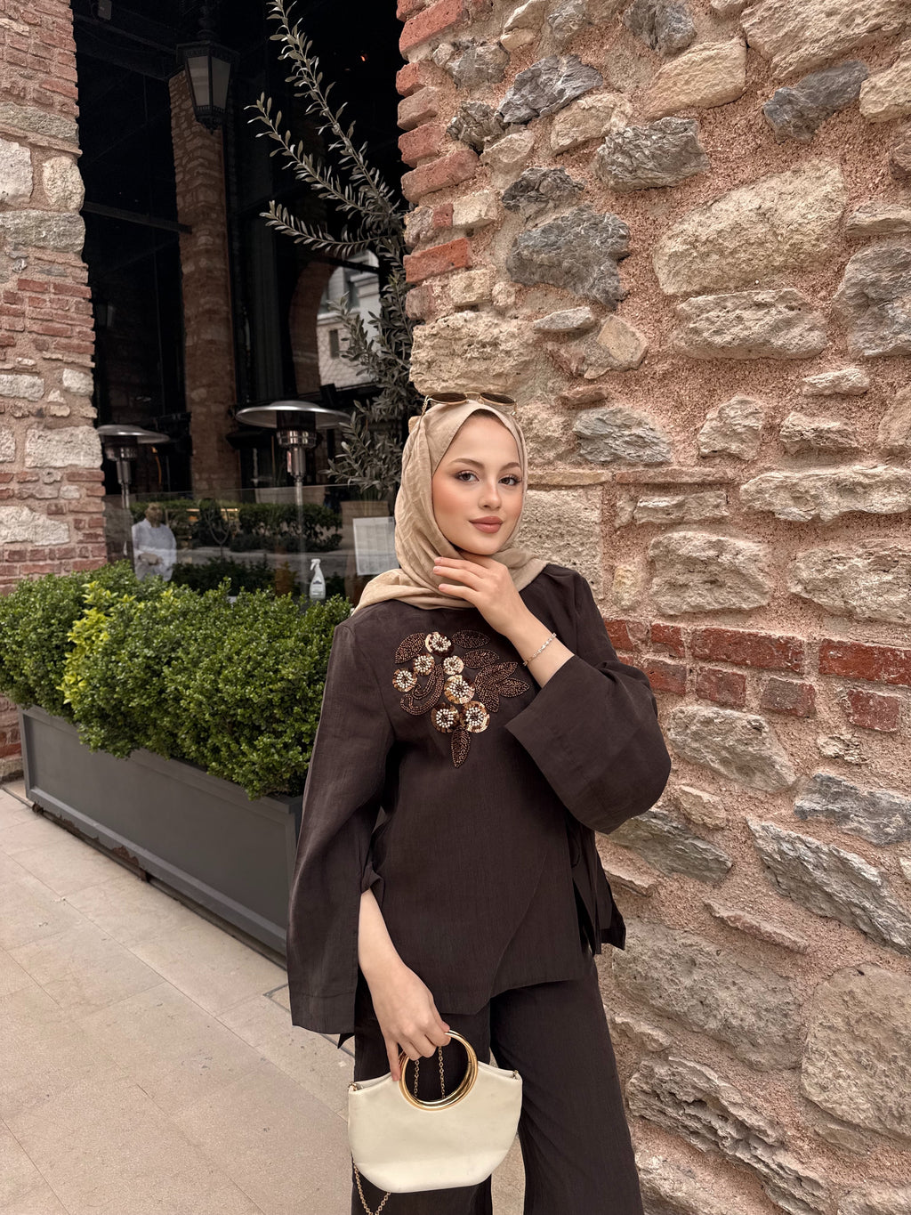 Taşlı tensel takım kahverengi