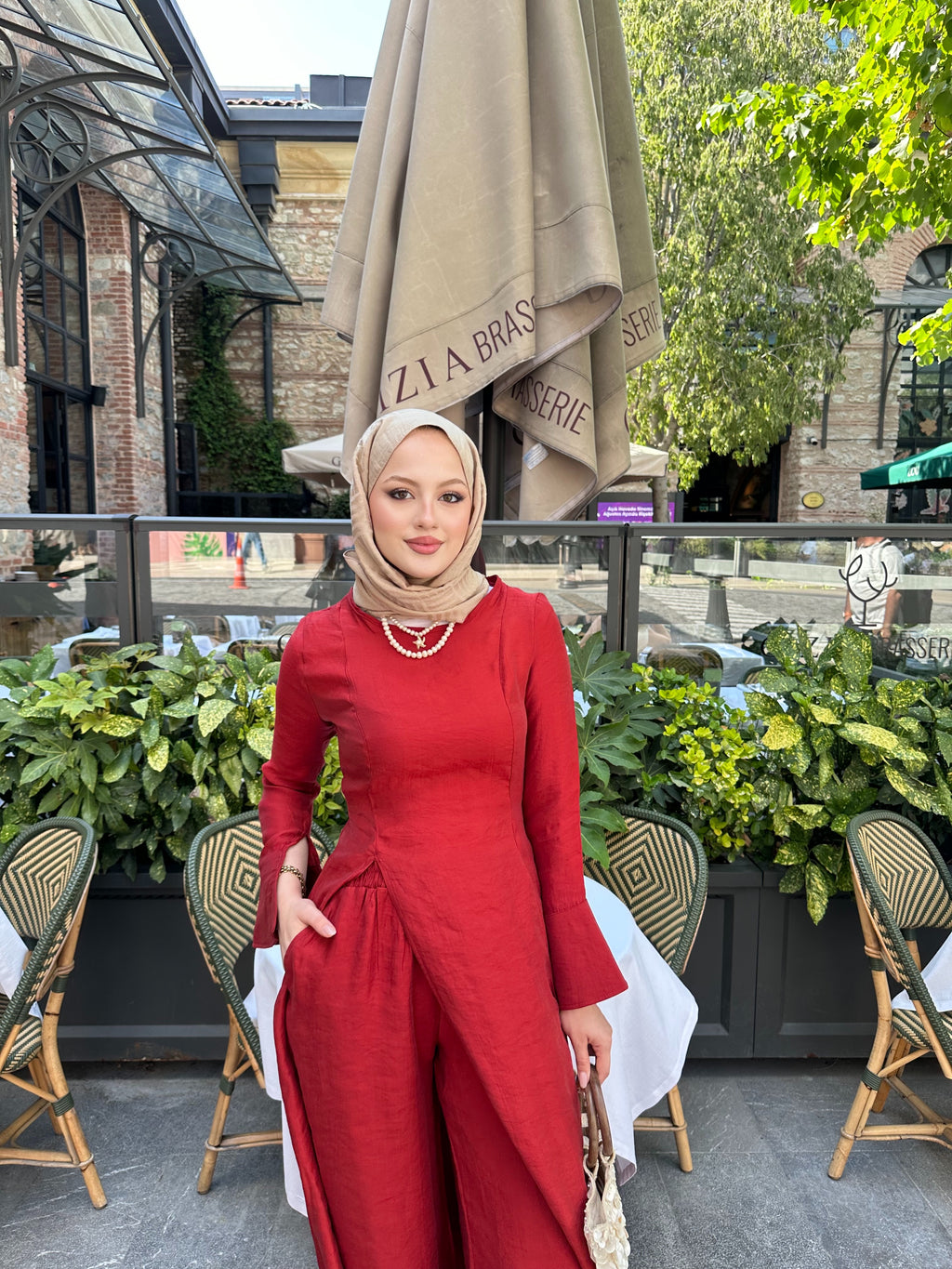 Yırtmaç detaylı bağlamalı takım kırmızı