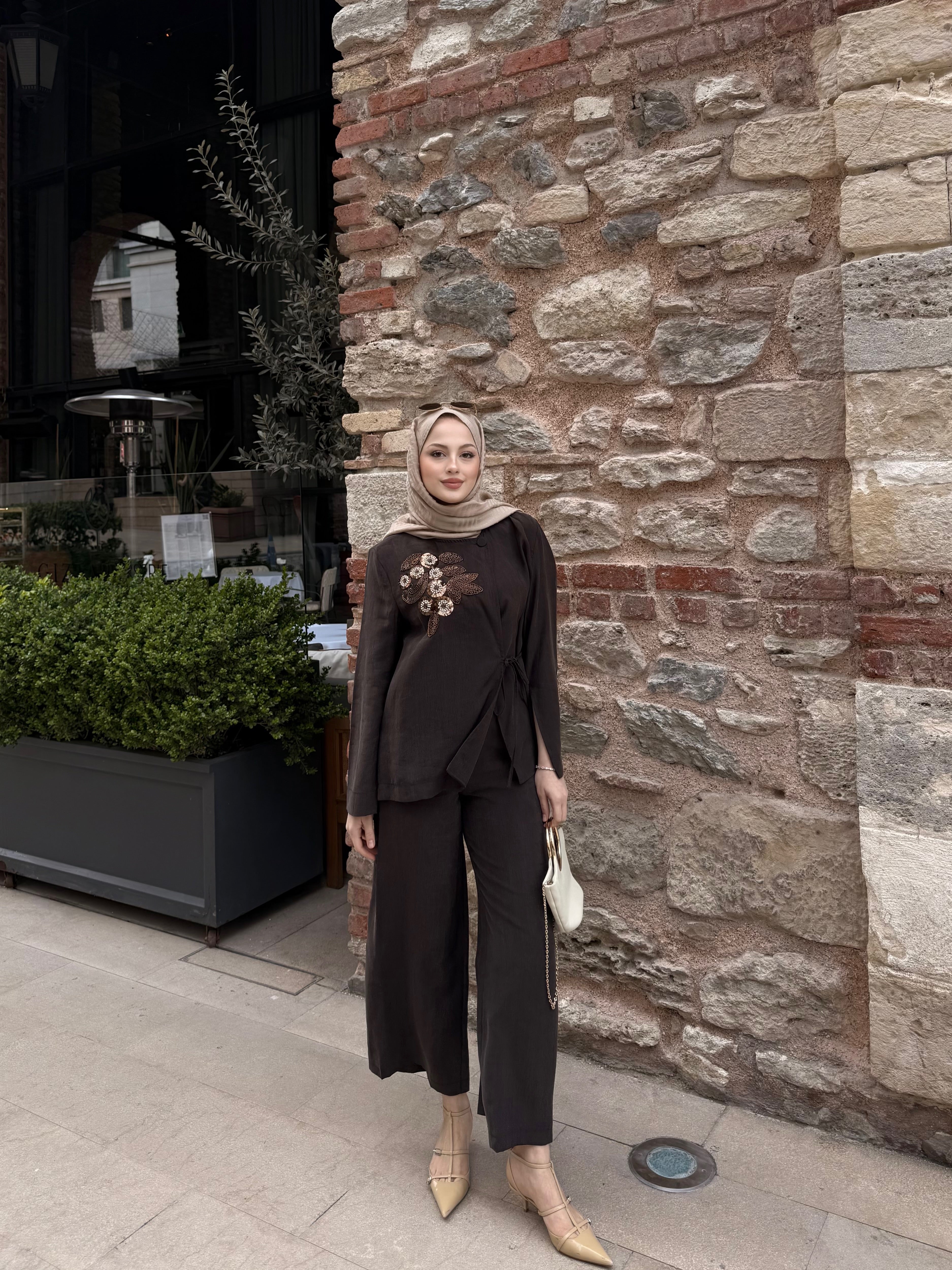 Taşlı tensel takım kahverengi